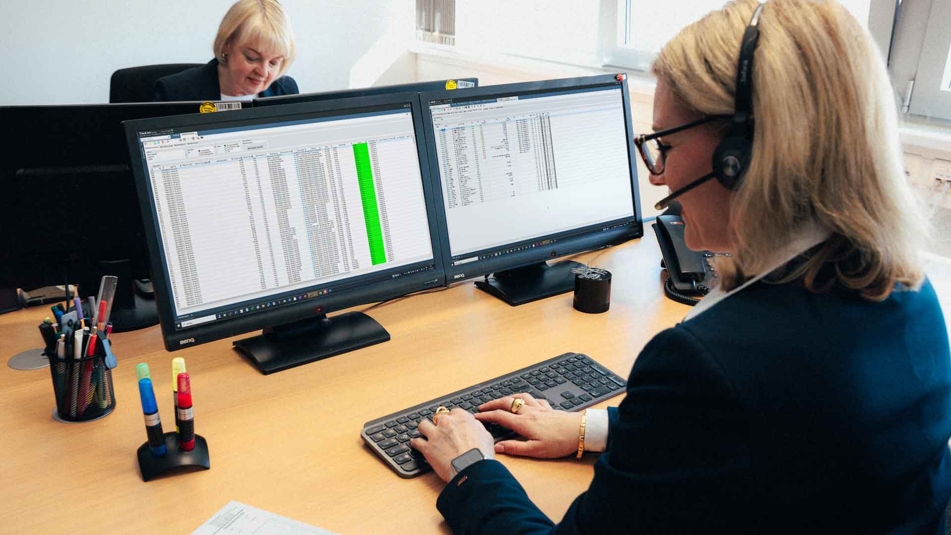 Kaufmännische Versand Mitarbeiterin von MN Kaltformteile an ihrem Arbeitsplatz
